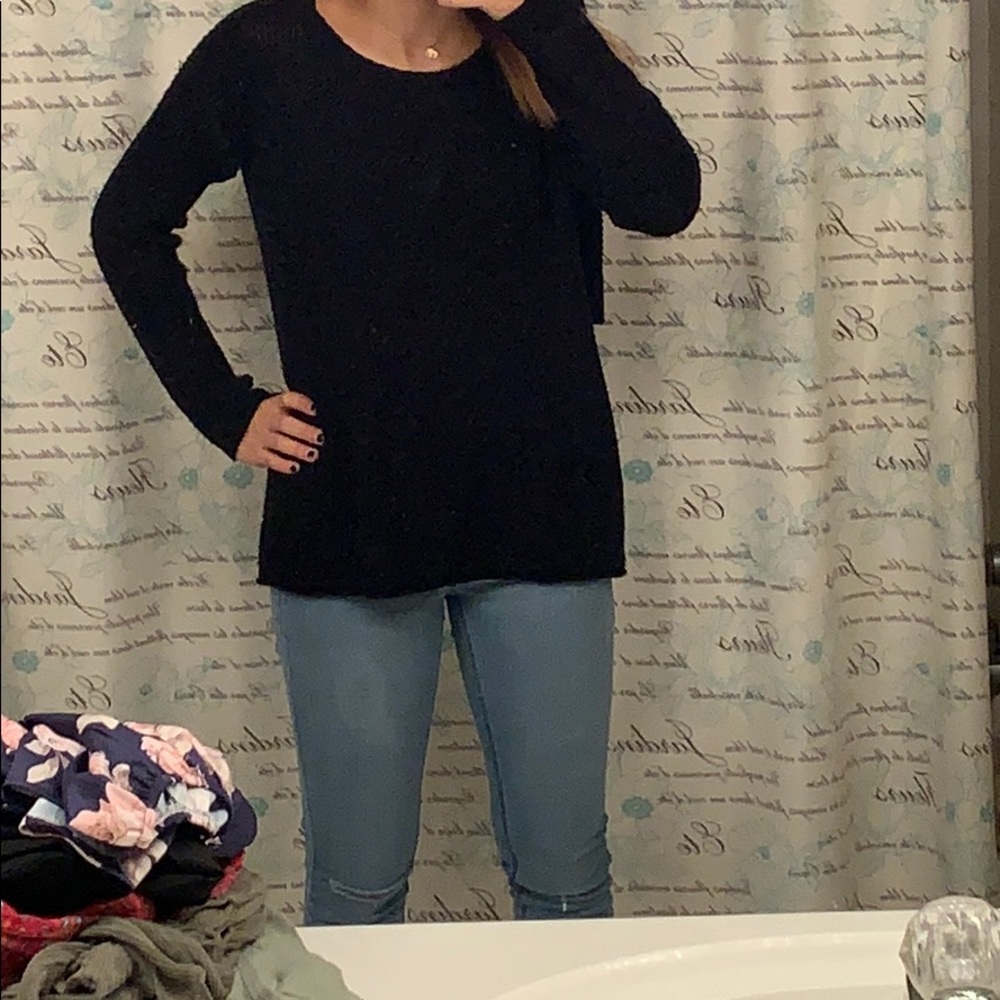 Thick-knit Sweater w/cut in back